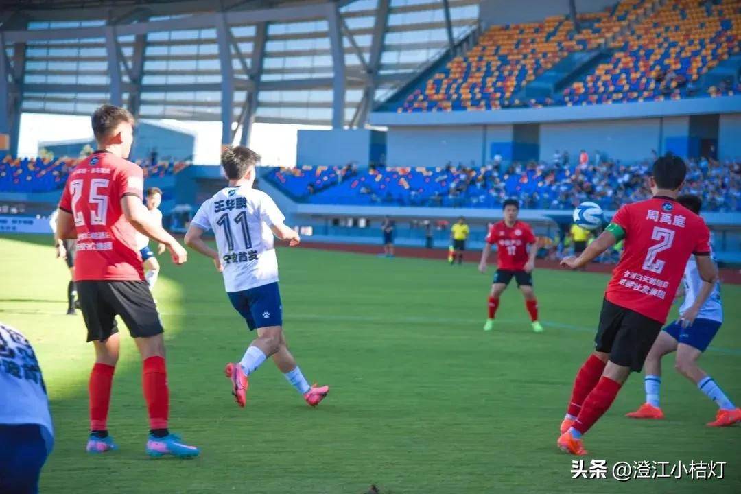 赛场上球迷热情高涨,场面火爆引人入胜 赛场上球迷热情高涨,场面火爆引人入胜