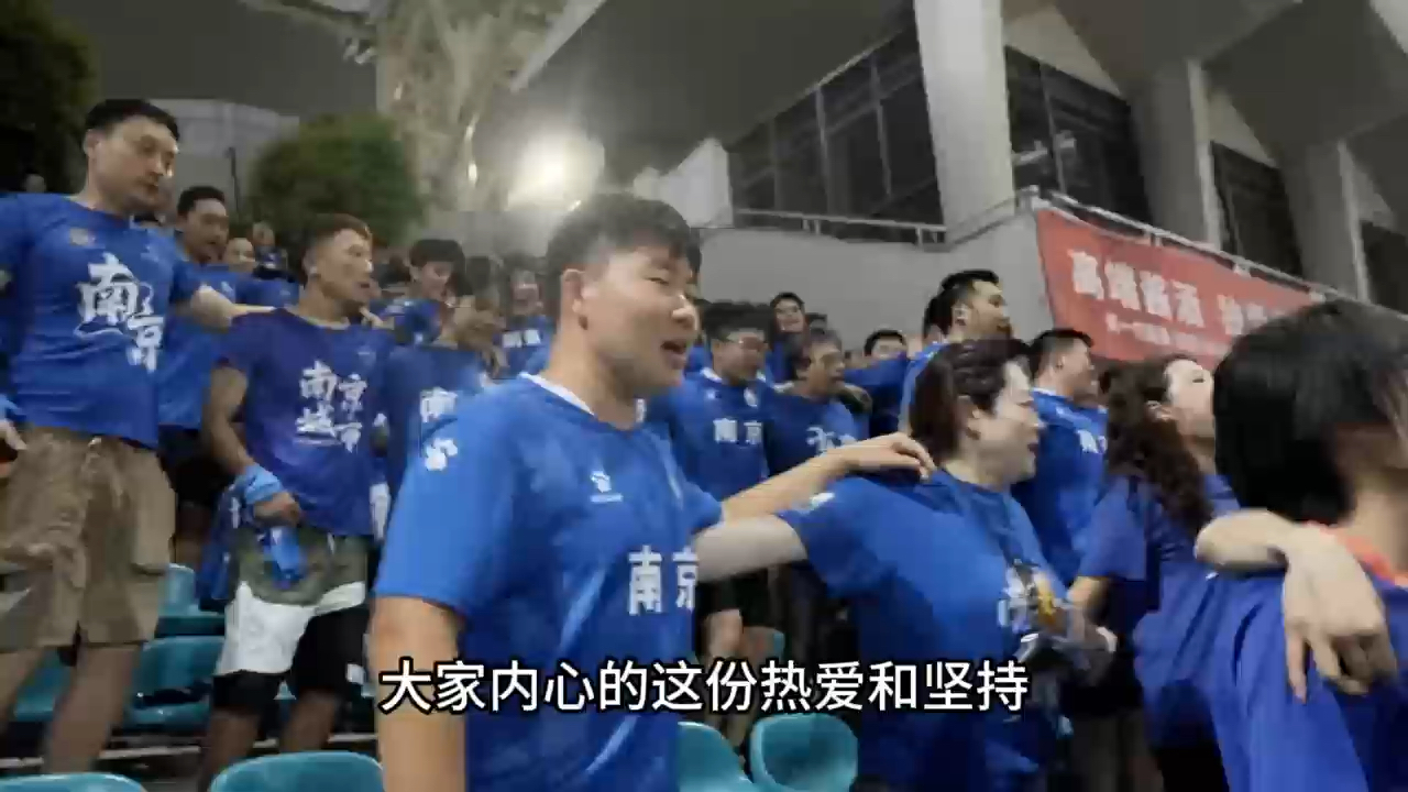 赛场上球迷热情高涨,场面火爆引人入胜 赛场上球迷热情高涨,场面火爆引人入胜