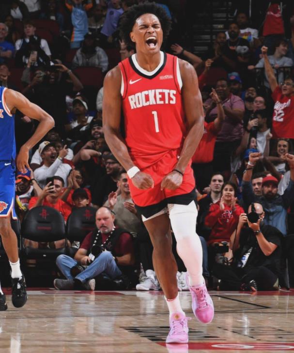 鹈鹕队控卫霍乐迪连续砍下高分,助球队取胜 鹈鹕队控卫霍乐迪连续砍下高分,助球队取胜