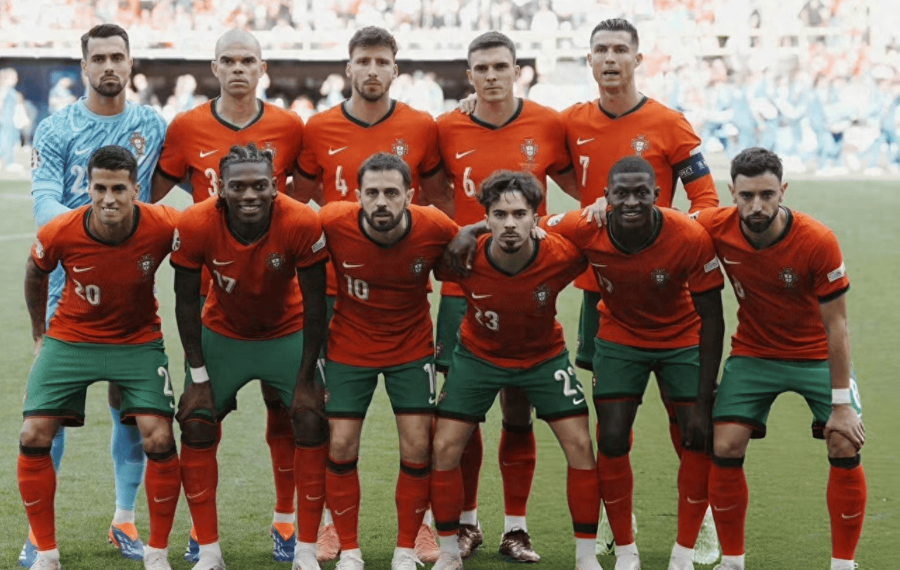 夺冠热门球队展现实力,轻松战胜对手 夺冠热门球队展现实力,轻松战胜对手