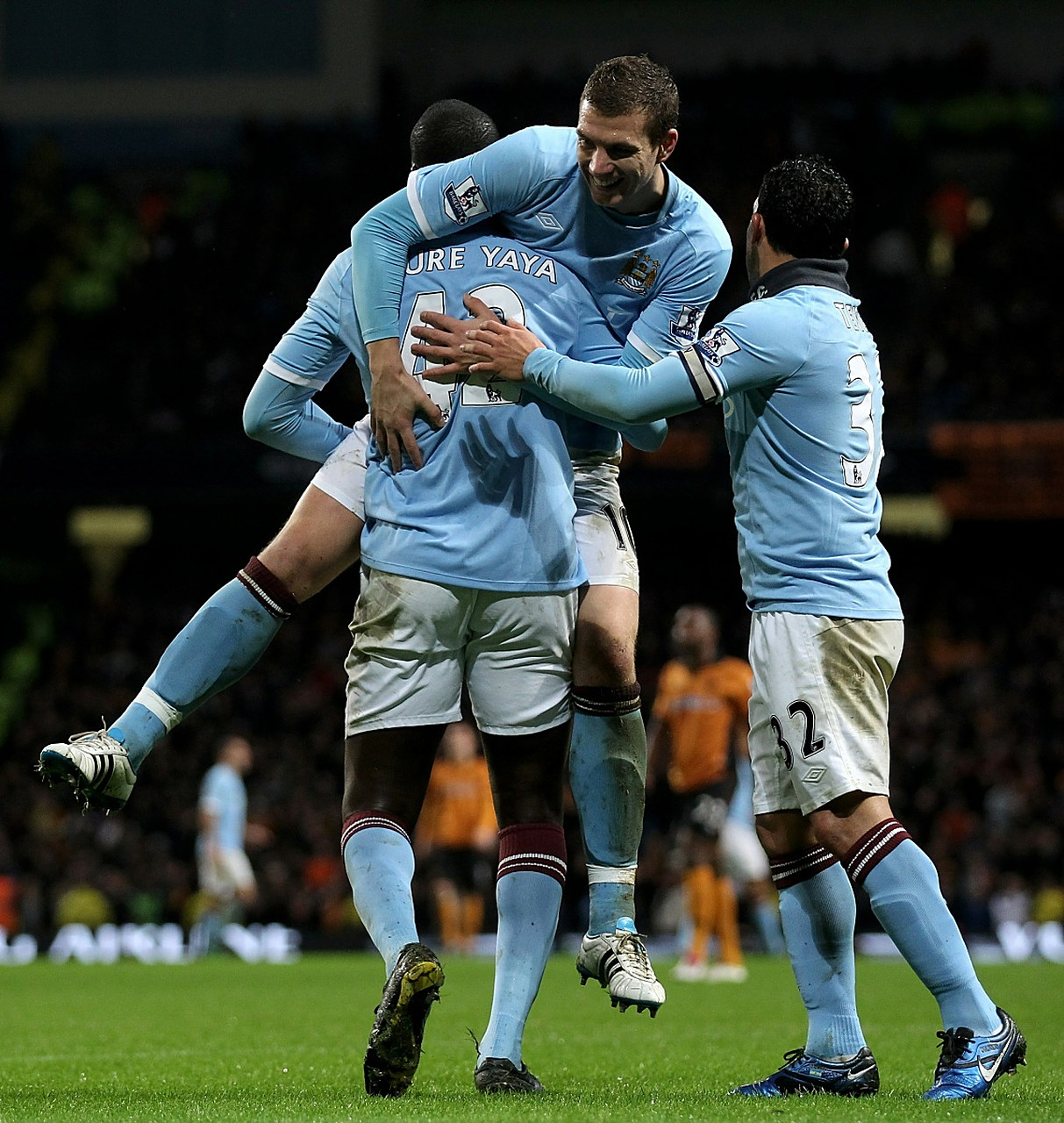 曼彻斯特城队在足球赛中夺得胜利晋级 曼彻斯特城队在足球赛中夺得胜利晋级