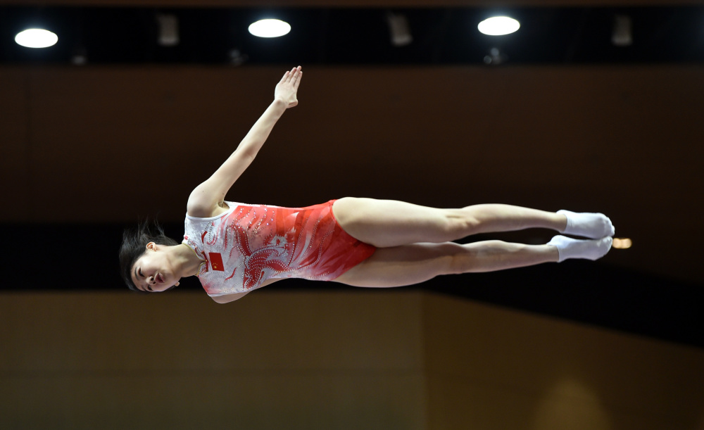 蹦床运动员高高翻飞,高潮迭起 蹦床运动员高高翻飞,高潮迭起
