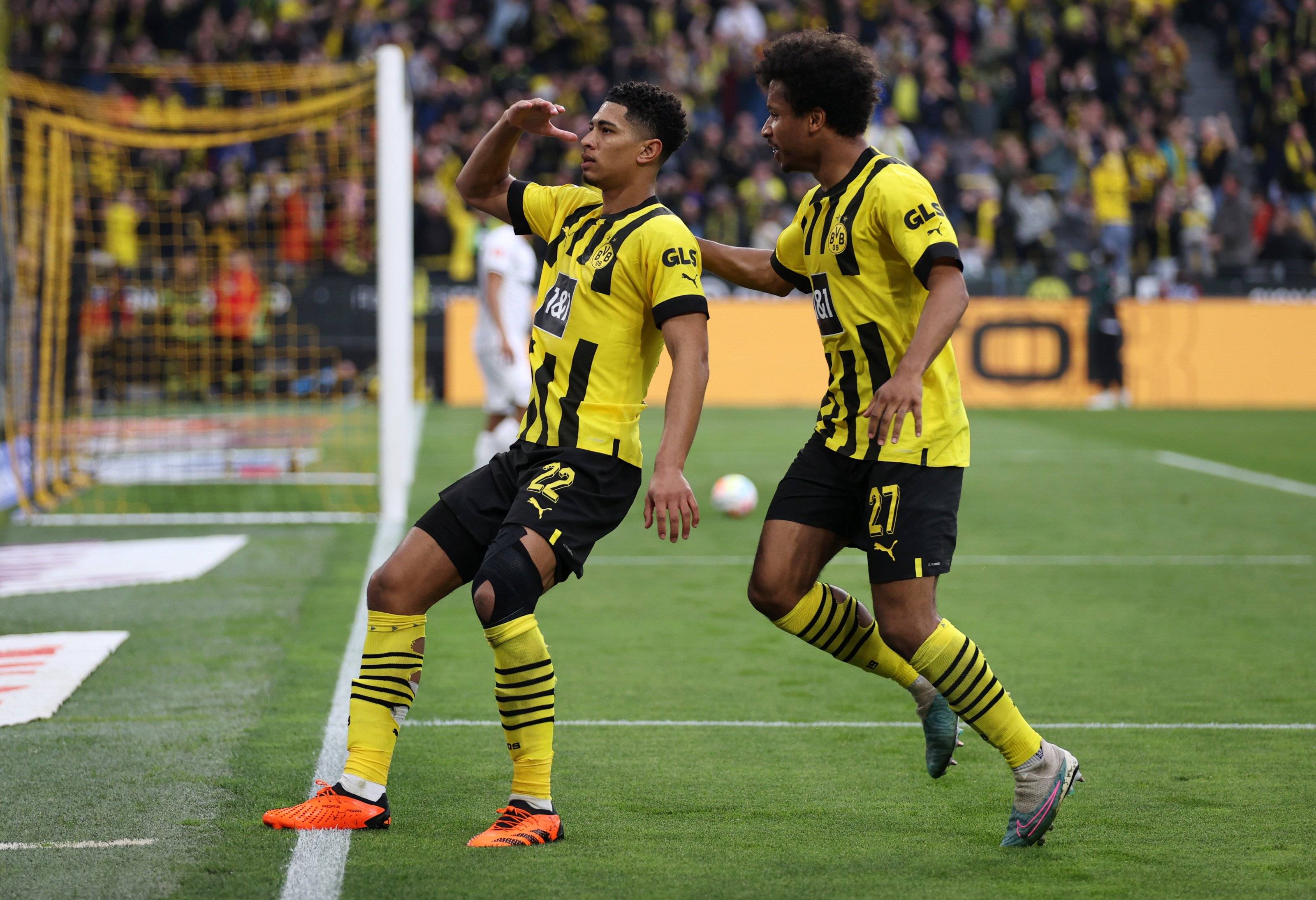 波鸿主场击败沙尔克04,全队庆祝取胜 波鸿主场击败沙尔克04,全队庆祝取胜