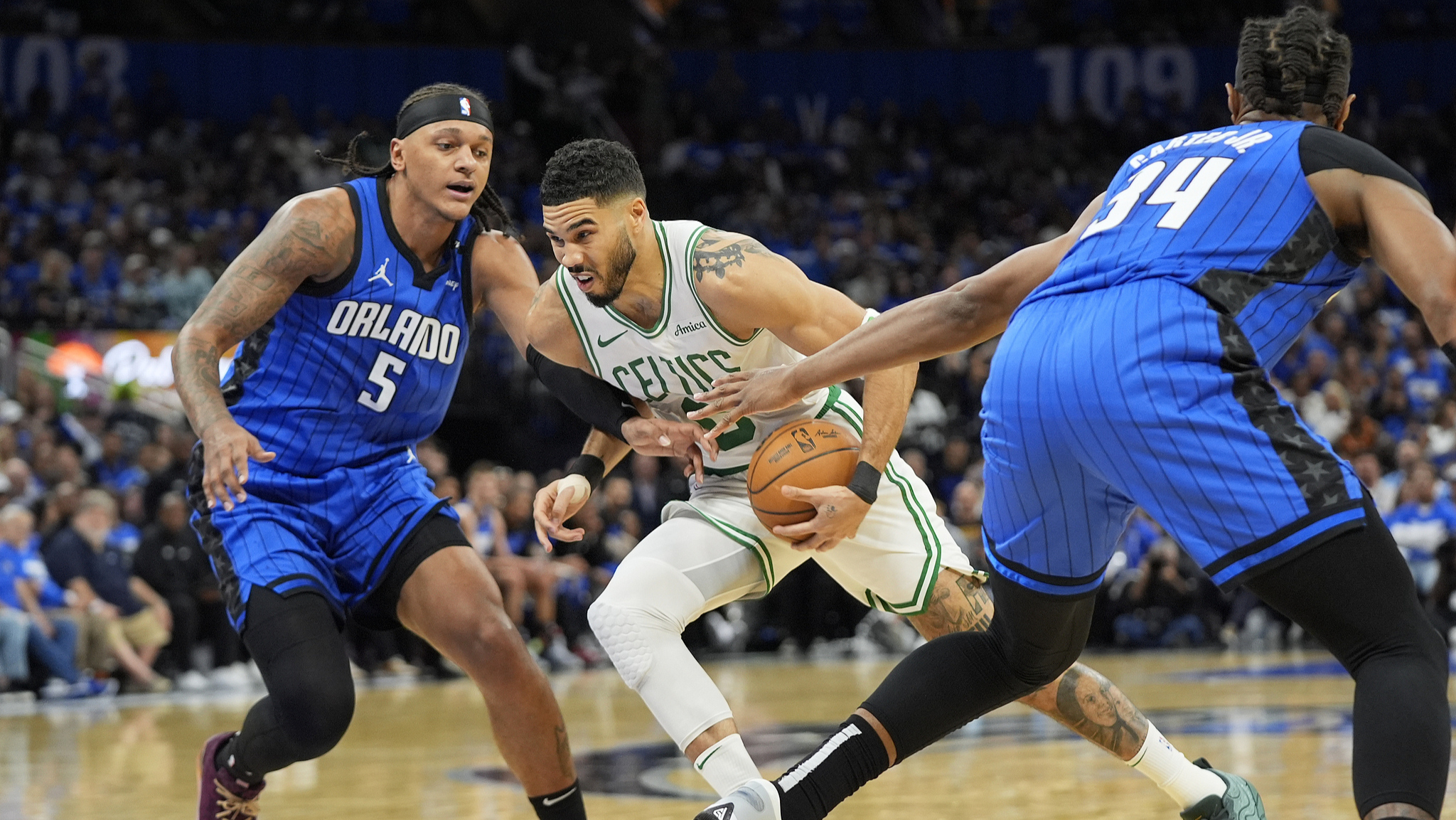 美国队客场获胜表现出色 美国队客场获胜表现出色