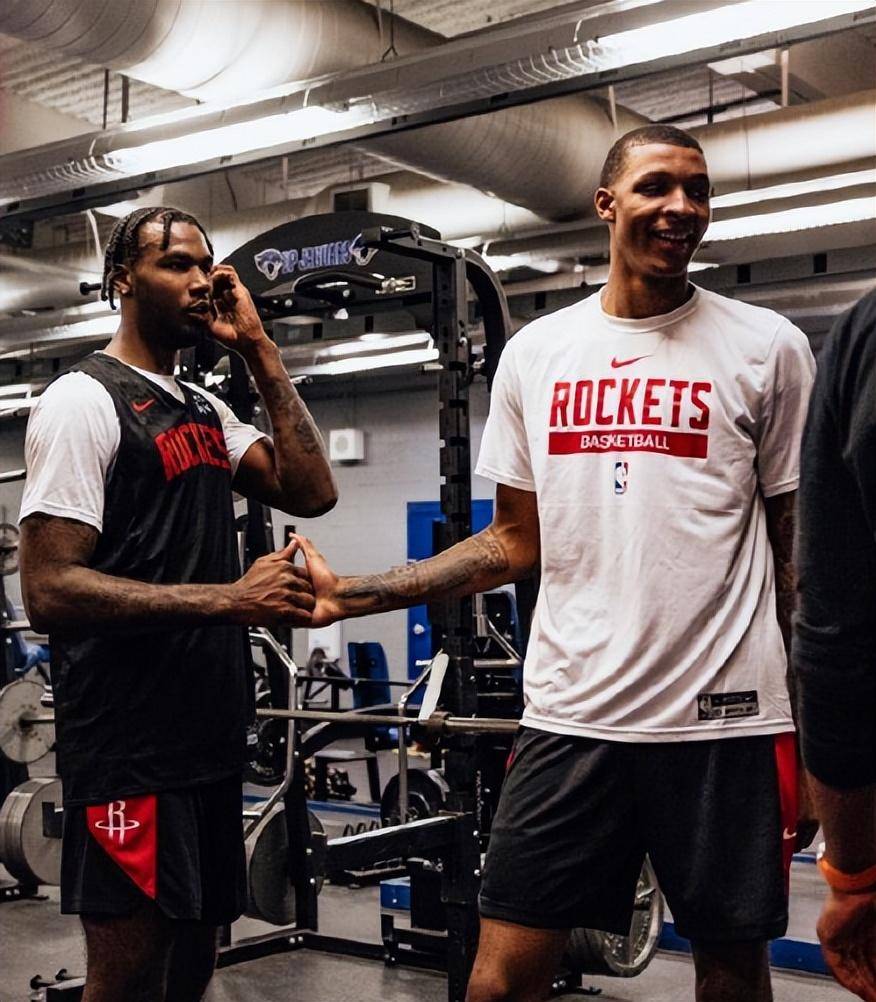 火箭前锋速战速决,完胜对手夺取胜利 火箭前锋速战速决,完胜对手夺取胜利